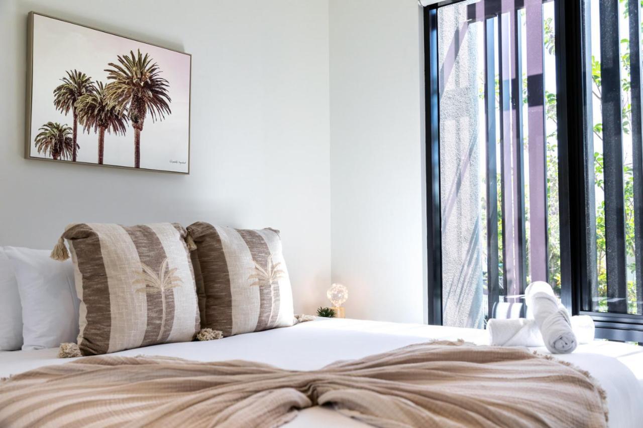 Modern Palms Getaway